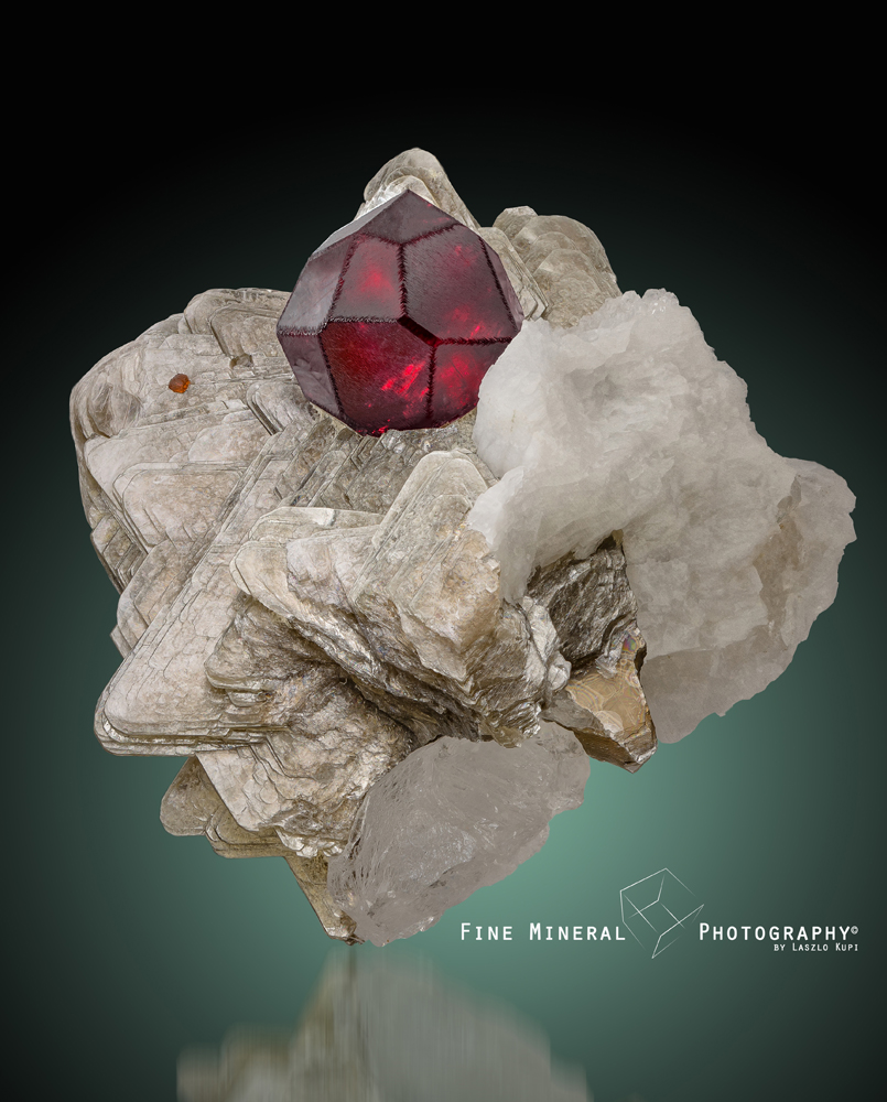 Spessartine, Muscovite, Albite_Apo Ali Gun, Braldu, Pakistan_43x33mm.jpg