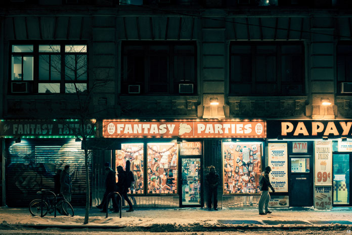 3-Franck-Bohbot-Photography-Light-from-the-shop-windows.jpg