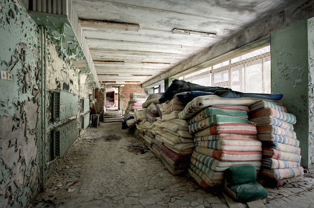 Abandonned-Soviet-Buildings-by-Rebecca-Litchfield11.jpg