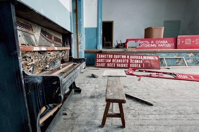 Abandonned-Soviet-Buildings-by-Rebecca-Litchfield14.jpg