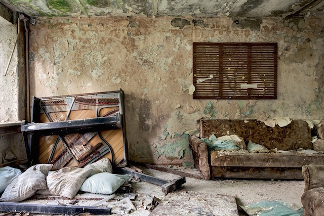 Abandonned-Soviet-Buildings-by-Rebecca-Litchfield8.jpg