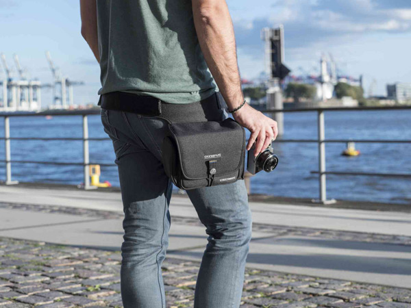 1_Streetomatic-Olympus_slinger_bag_mood.jpg