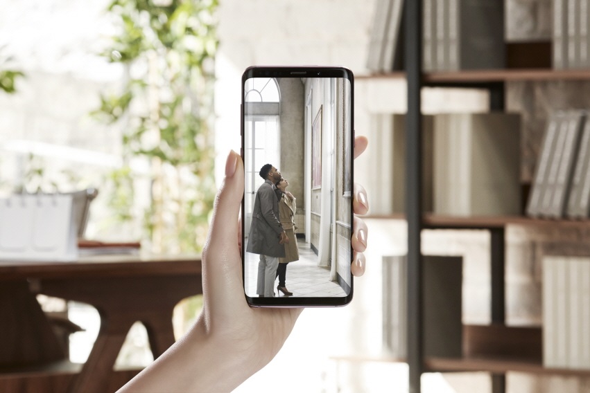 Samsung_Galaxy_S9_S9plus_infinity_display.jpg