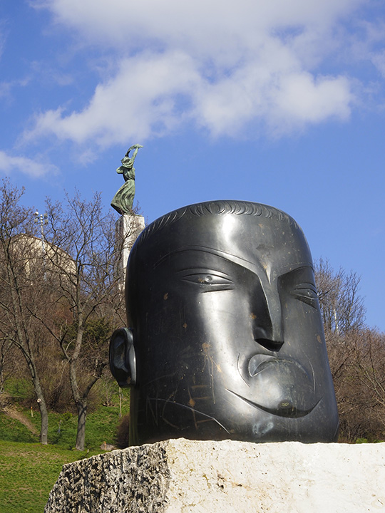 720_381_2szobor.jpg